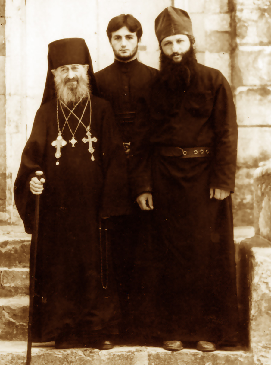 ძნელად თუ ვინმე გაბედავდა მაშინ რუსთაველზე საღვთისმსახურო სამოსით გასვლას KARIBCHE